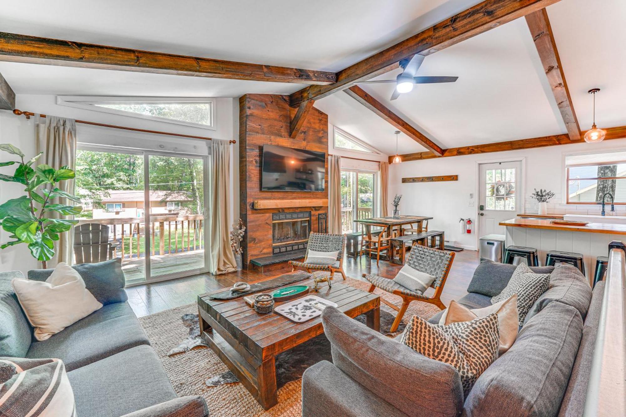 Tree-lined With Private Hot Tub! Holiday home
