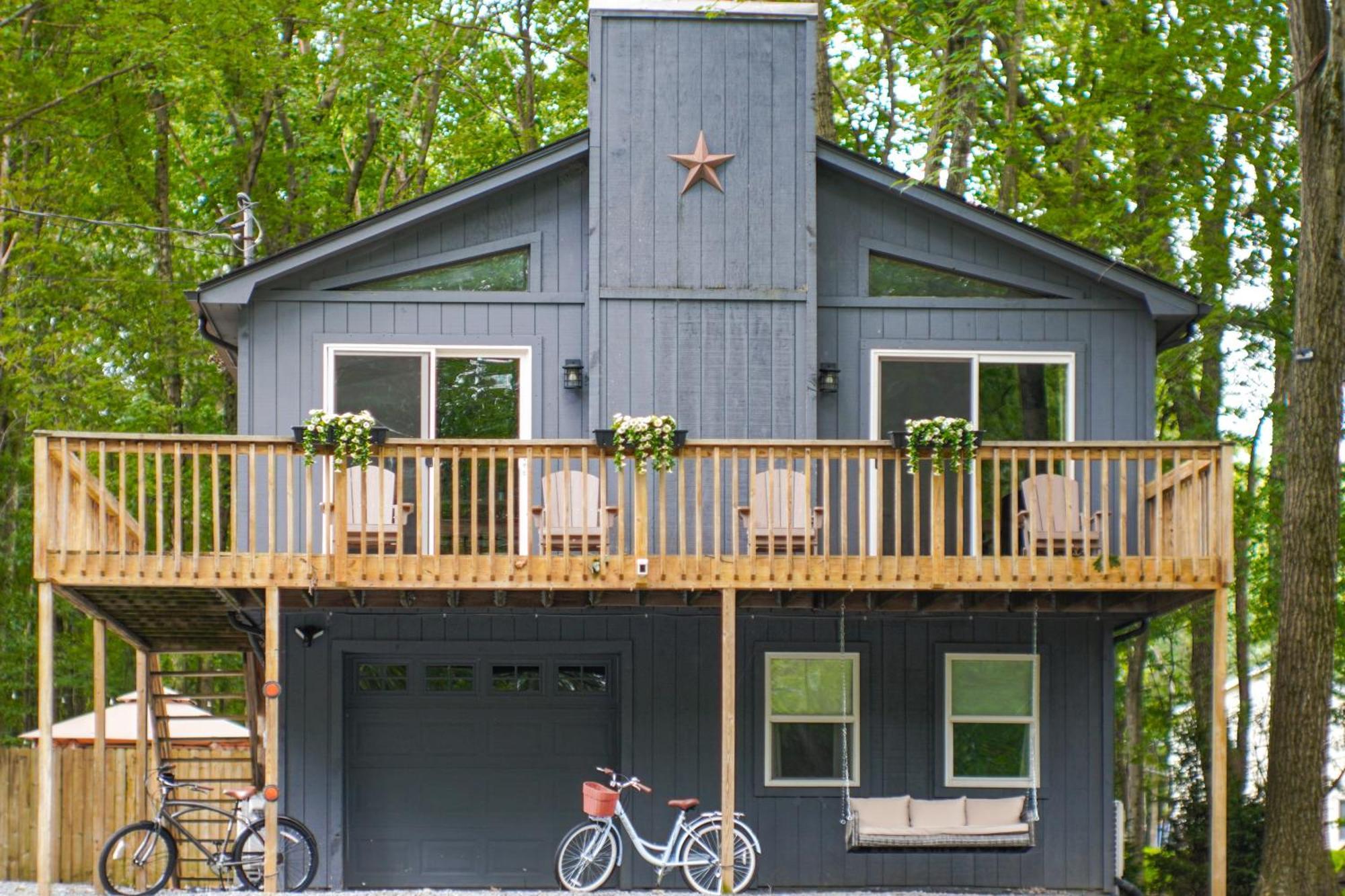 Tree-lined With Private Hot Tub! Holiday home *