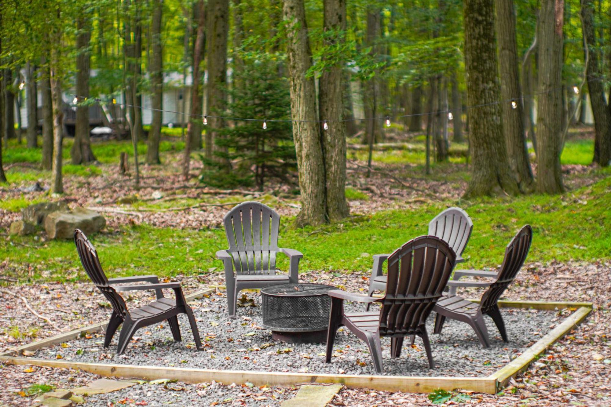 Holiday home Tree-lined With Private Hot Tub! Pocono Summit