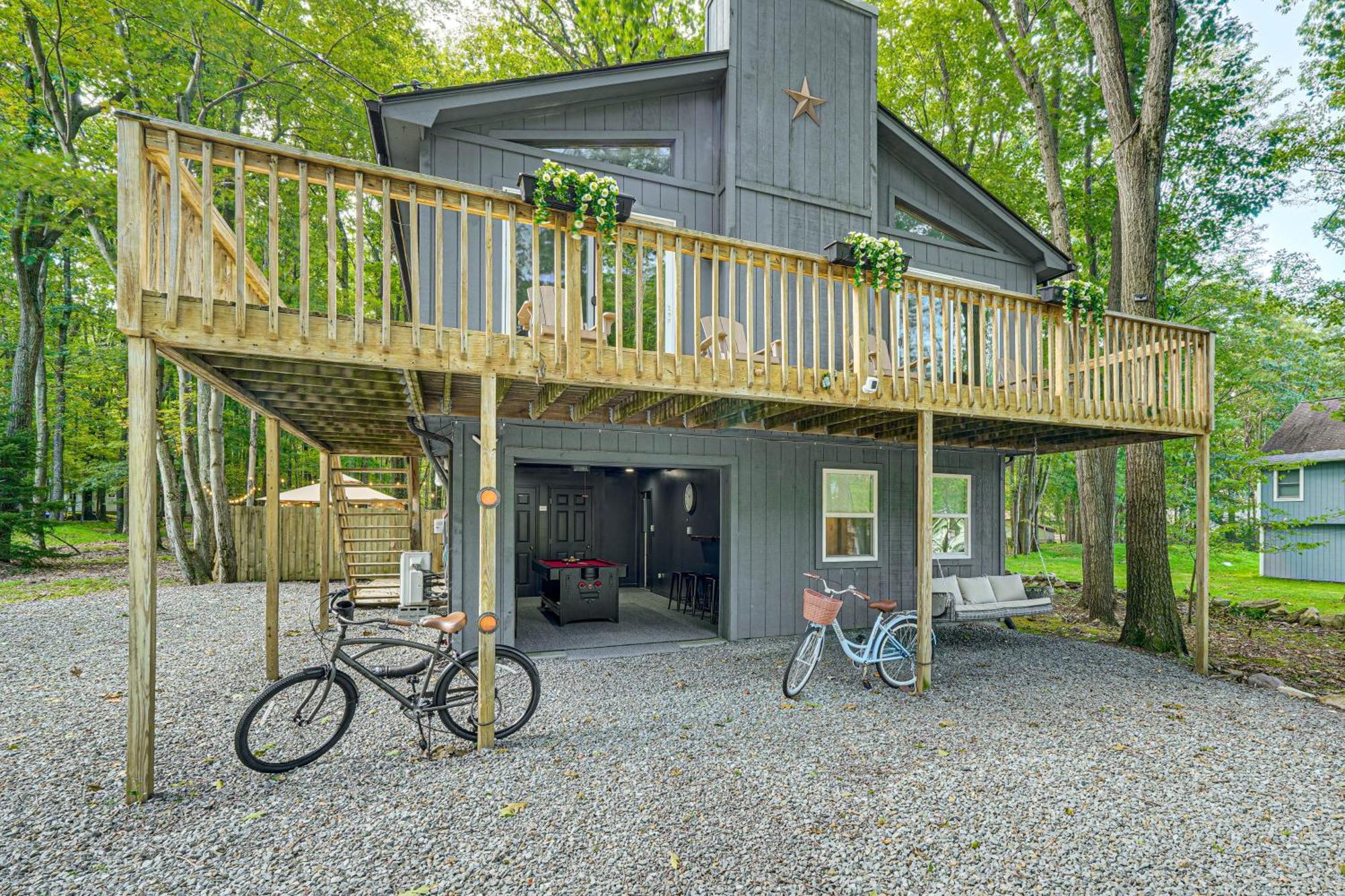 Tree-lined With Private Hot Tub! Holiday home *