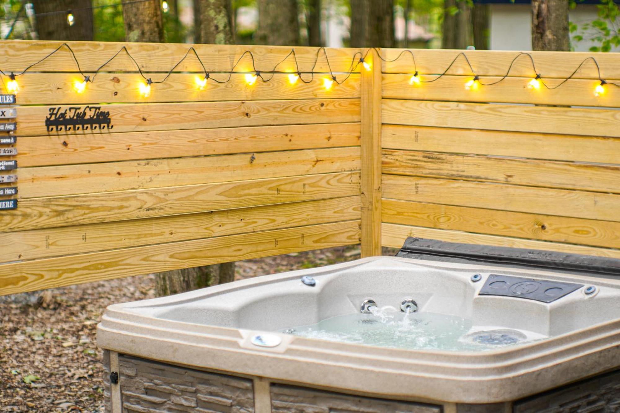 Holiday home Tree-lined With Private Hot Tub! Pocono Summit