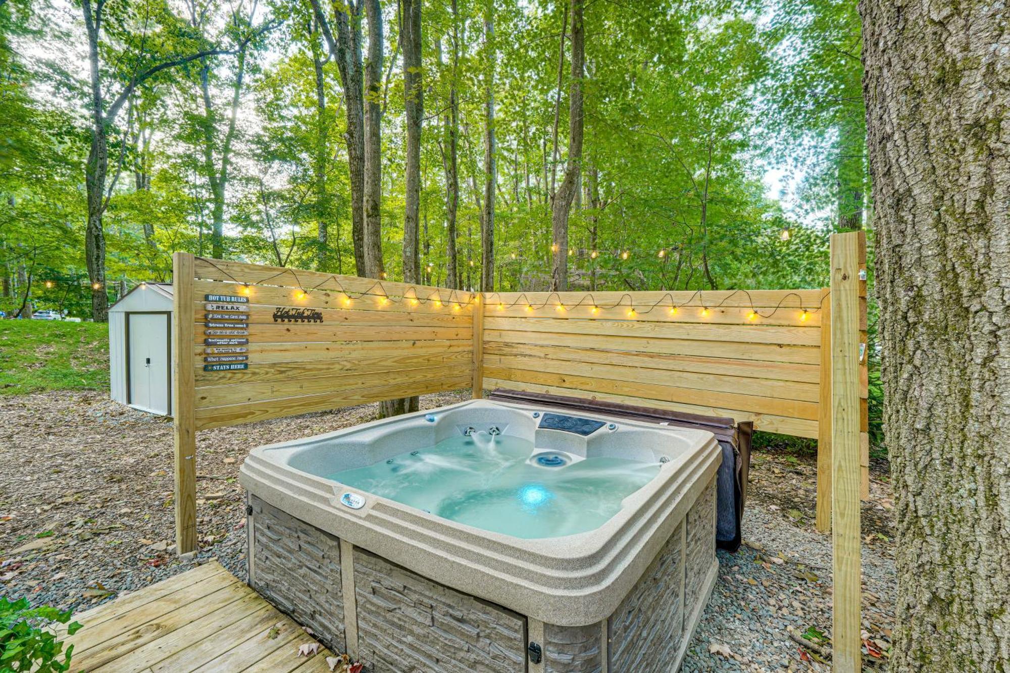 Tree-lined With Private Hot Tub! Pocono Summit