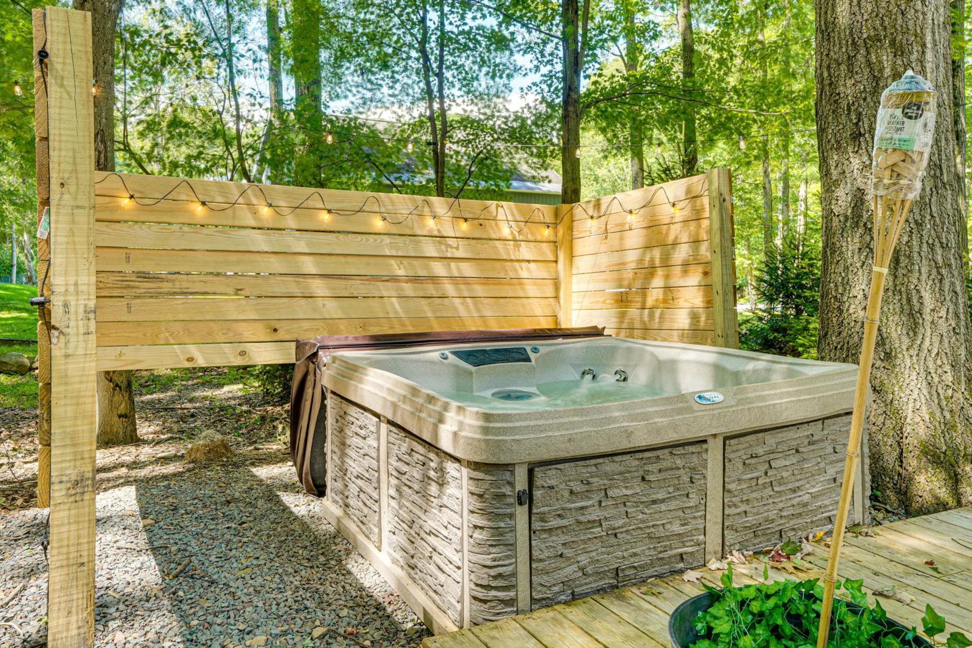 Tree-lined With Private Hot Tub! Holiday home