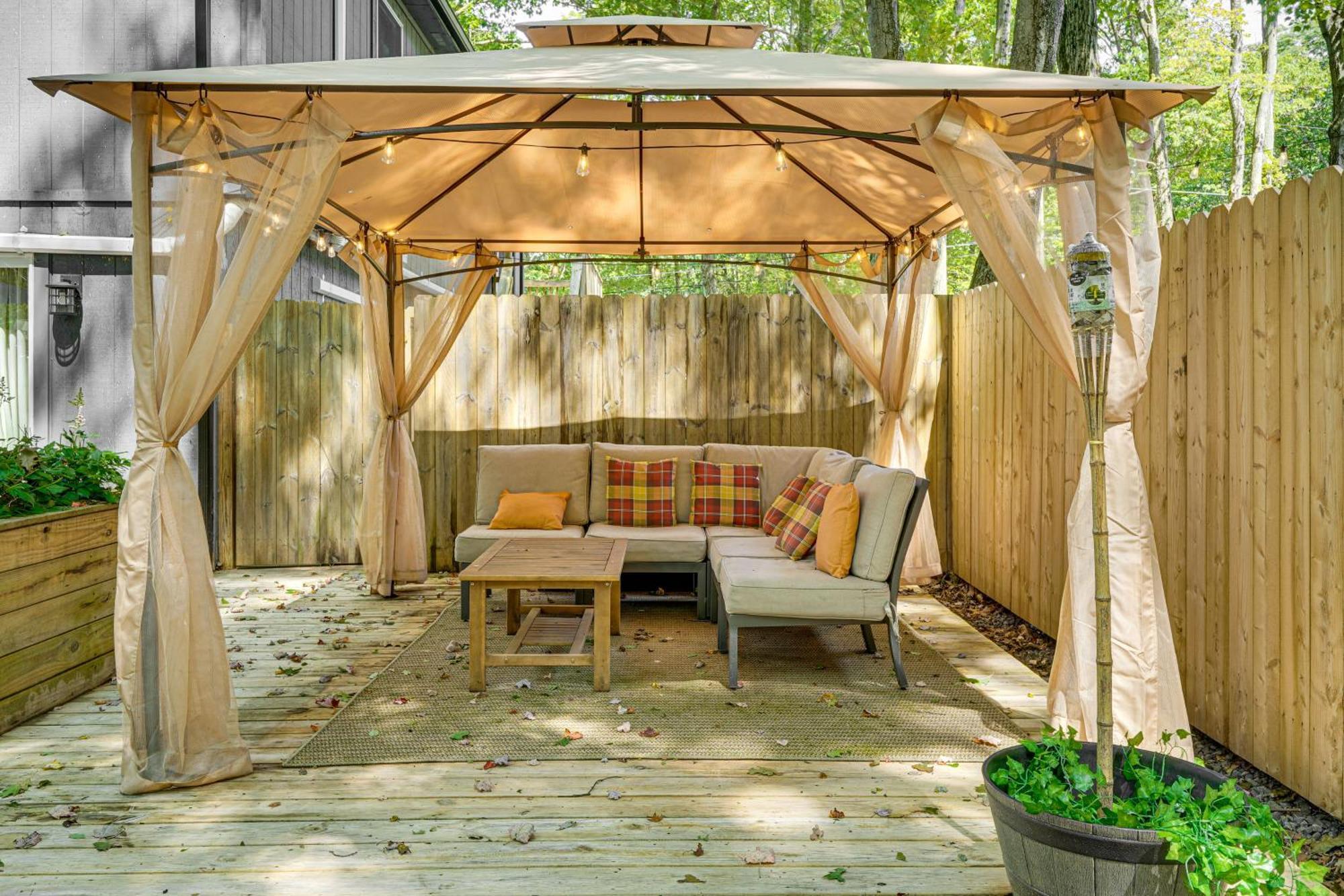 Tree-lined With Private Hot Tub! Holiday home Pocono Summit
