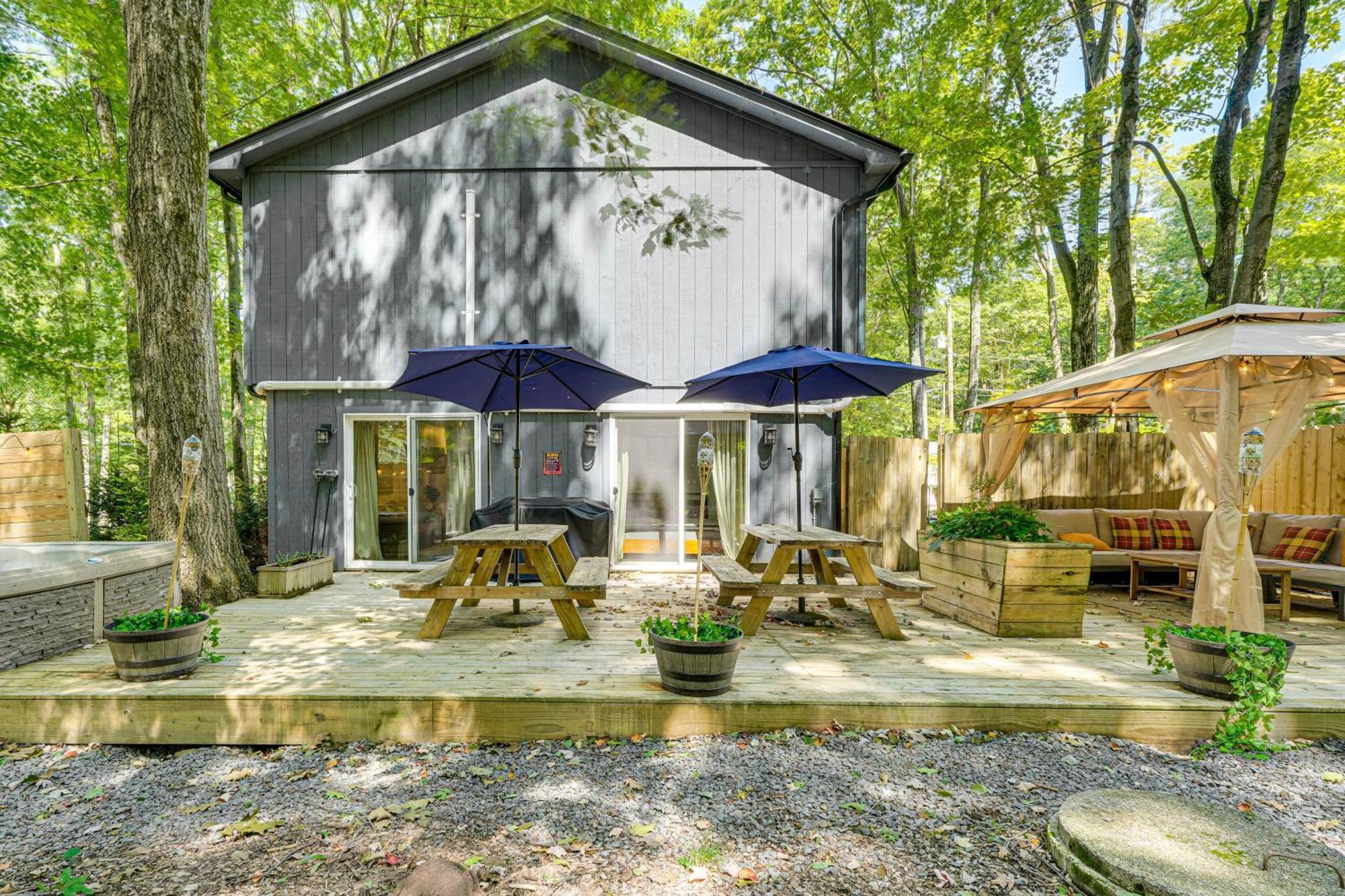 Tree-lined With Private Hot Tub! Pocono Summit