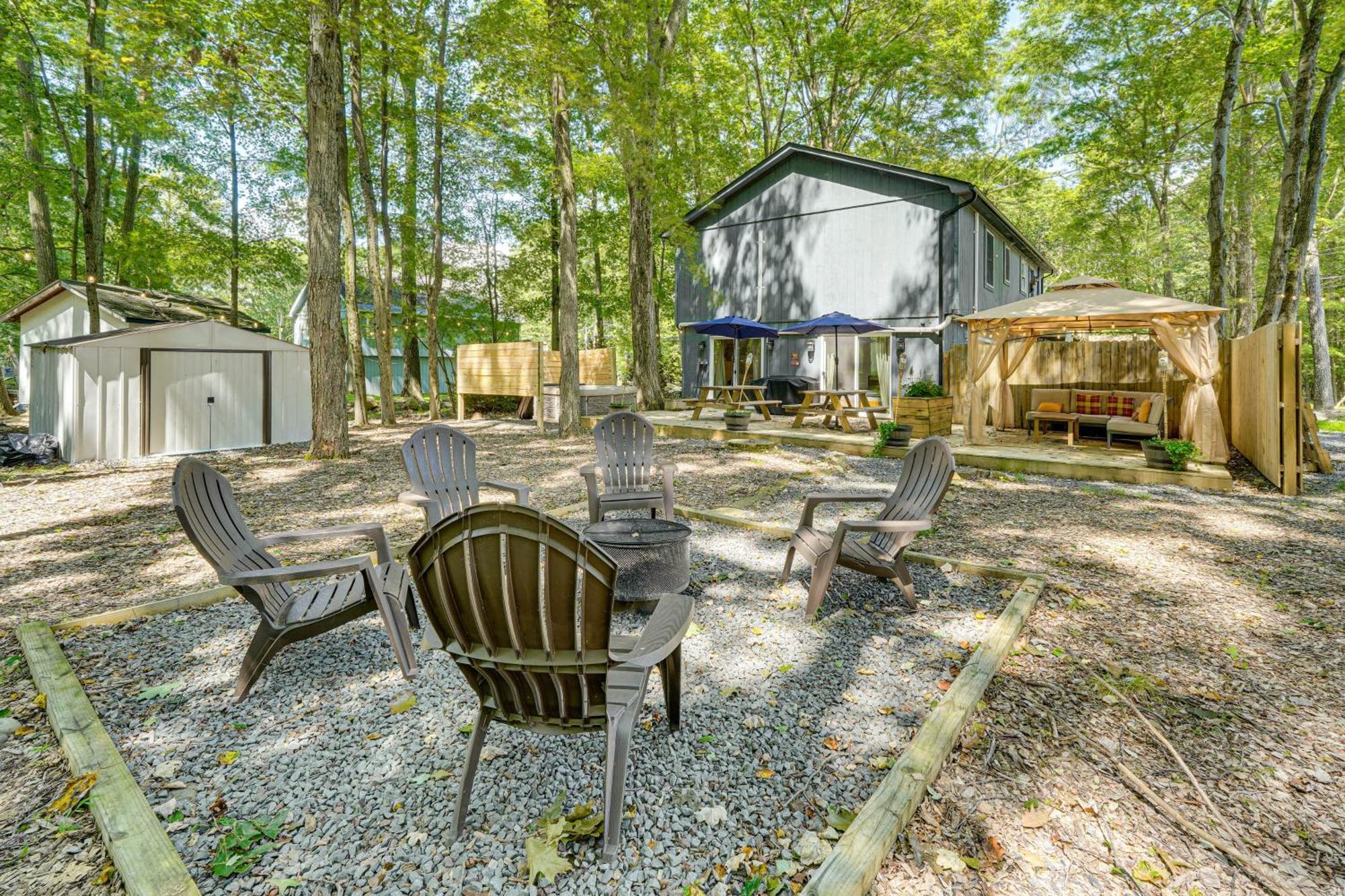 Tree-lined With Private Hot Tub!
